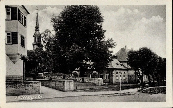 Ak Radeberg in Sachsen, Straßenpartie, Kirche und Gemeindehaus - 3601063