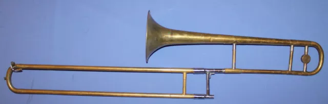 Trombón de latón antiguo con estuche