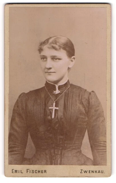 Fotografie Emil Fischer, Zwenkau, Junge Dame im Kleid mit Kreuzkette