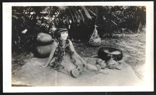 HAWAII Vintage Photo 3.5" x 5.75" - SEATED HULA GIRL WITH UKELELE