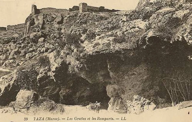 Cpa Maroc Taza Les Grottes Et Les Remparts