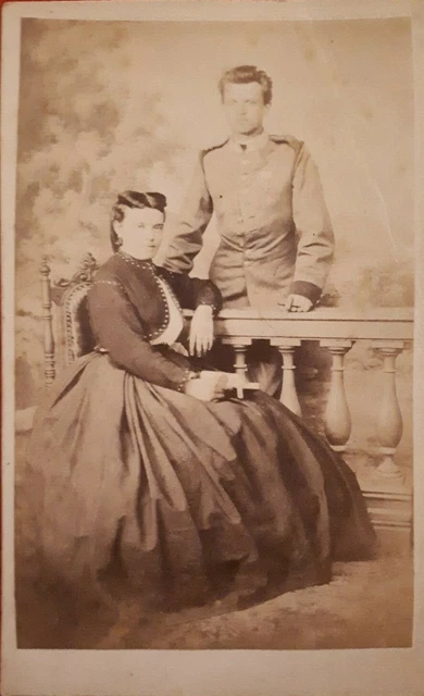 CDV Ehepaar/Brautpaar*Offizier o.ä. m. Orden u. Braut, *Militär/Militaria/Soldat