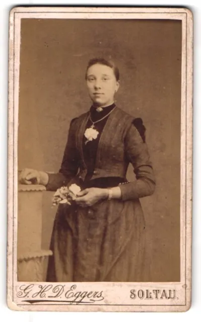 Fotografie G. H. D. Eggers, Soltau, Junge Dame im Kleid mit Kreuzkette