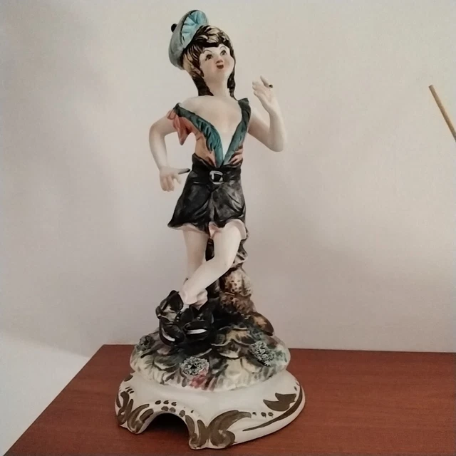 Statuina Capodimonte rappresentante uno scugnizzo.  Altezza cm 28. Numerata.