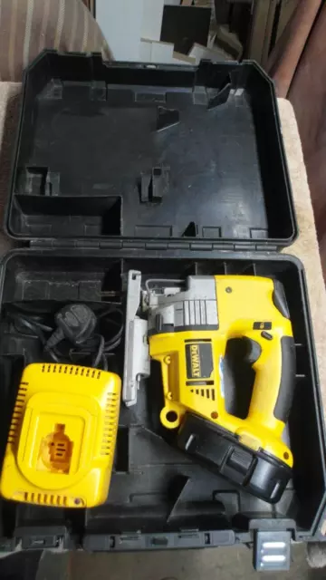 De Walt DW933 cordless jigsaw with hard case. 1no battery. Used