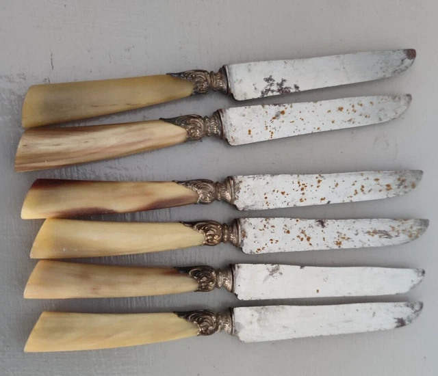 Suite De Douze Grands Couteaux Et Onze Couteaux à Entremet, Lame Acier Et Manche Corne Fin Xixe Siecle