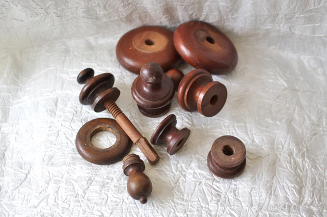 Lot De 2 Glands Et Bobêches En Bois Tourné - Ancien, Pour Cordon De Rideau, Hauteurs 8.7 & 10.3 Cm