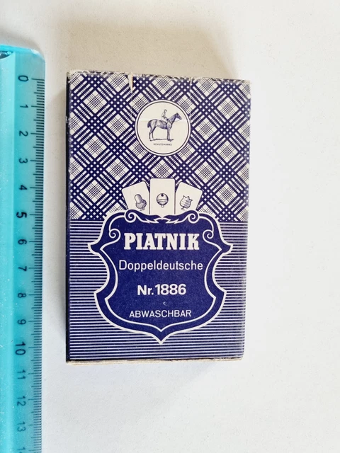 Tazza Di Dadi Con Le Carte Ed I Pezzi Degli Scacchi Della Piattaforma - Foto 2