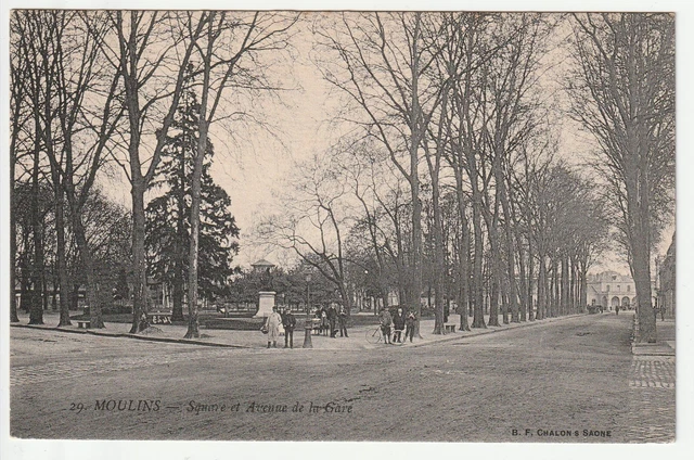 MOULINS - Allier - CPA 03 - Le Square et l' Avenue de la Gare