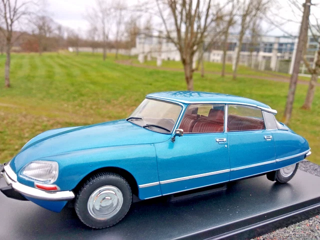 Citroën DS pallas 23,  bleue métalisée, echelle 1:24,longueur 20cm,neuve, métal