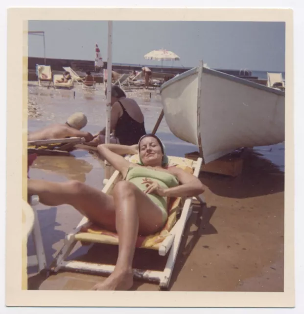 Snapshot Photo originale plage transat barque femme allongée jambes - SA400