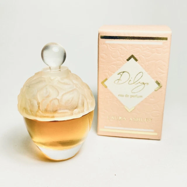 Lot De 3 Impressions Encadrées Laura Ashley Par Gracie Tapner - Flacons De Parfum