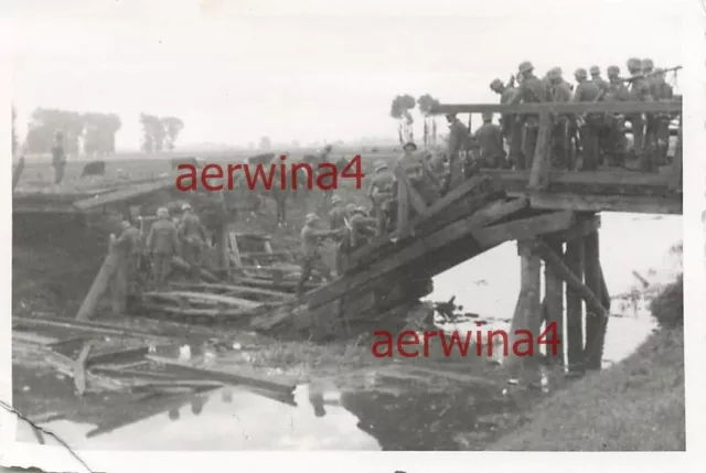 Fluss Überquerung deutsche Soldaten zerstörte Brücke Ozarow Polen