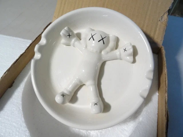 激レア KAWS × Gallery1950 ASHTRAY 灰皿 激レア KAWS × Gallery1950 ASHTRAY 灰皿 - メルカリ