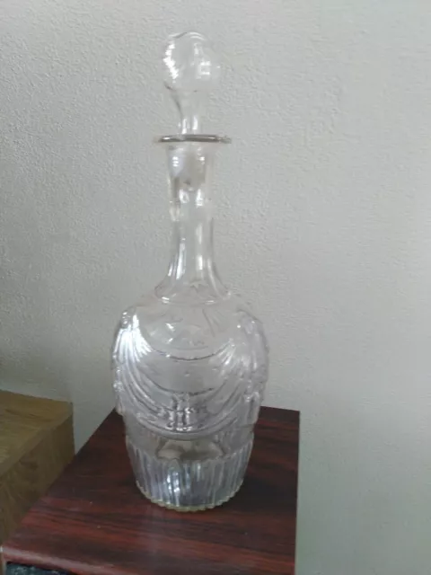 Ancienne carafe en verre moulé