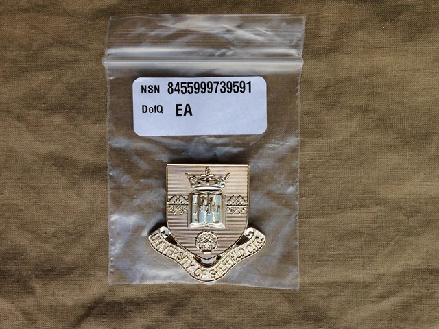 Original Bronze WW1 British Army Officer's Cap Badge. Kings African Ri In Helmet - Foto 5