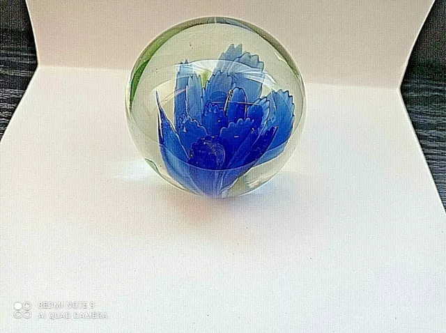 Antiker Wunderschöner  Briefbeschwerer Glas Kugel   blaue Blume 7x8 cm 2