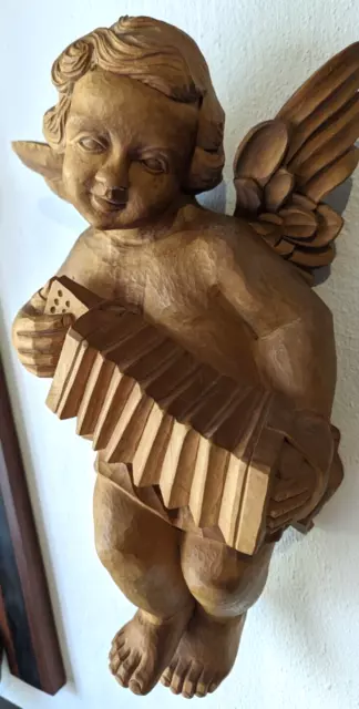 Große Engel Figur Putte Putti Putto musizierend Holz geschnitzt signiert A.H. 3