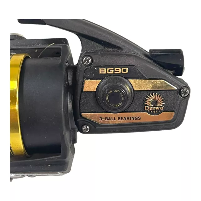 Carrete de pesca giratorio grande vintage Daiwa BG 90 serie oro negro usado suavemente BG 2