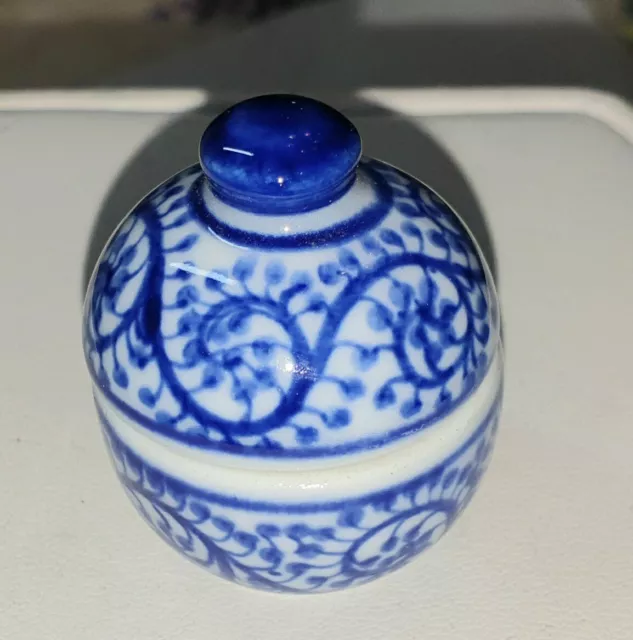 poupée ancienne bleuette : minuscule petite boîte ancienne en porcelaine