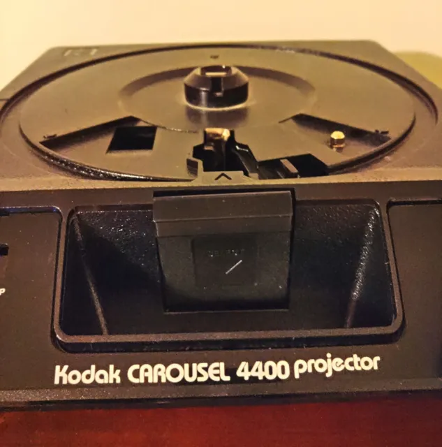 Proyector de diapositivas de carrusel Kodak 4400. Con control remoto, lentes, bombillas adicionales y bolsa de viaje