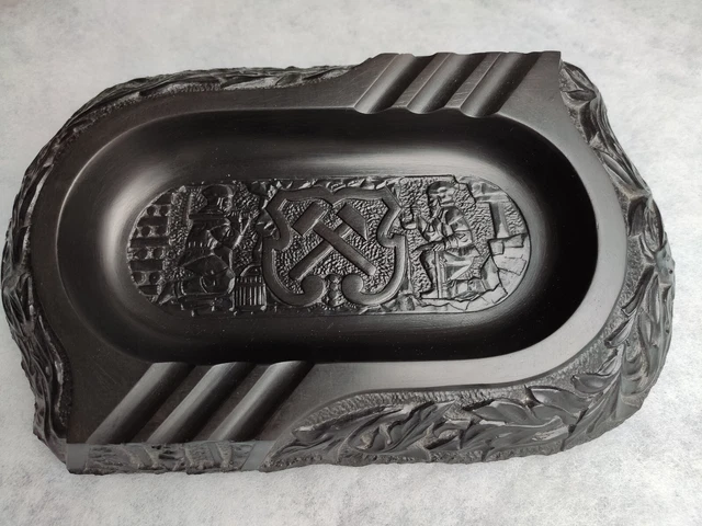 Steinkohlenschnitzerei mit Bergbaumotiven