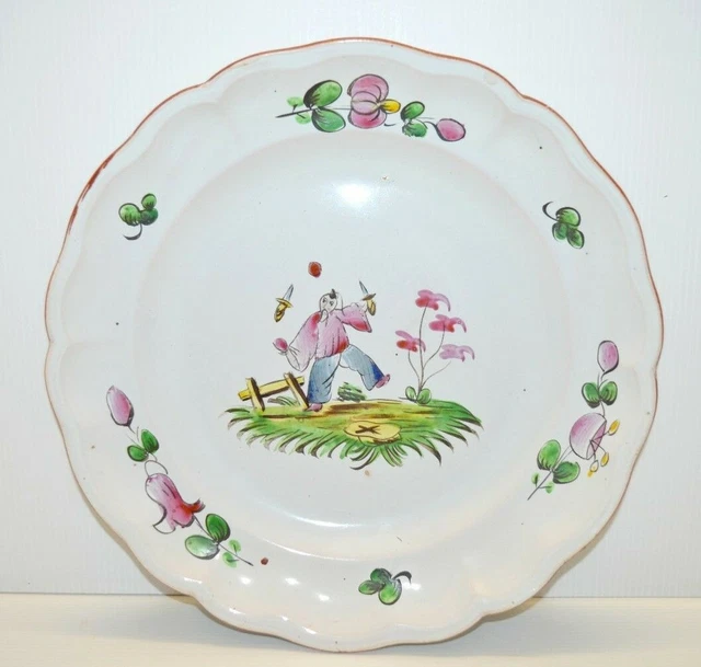 -PLAT FAIENCE de l'EST LUNEVILLE ANCIEN Signé R Décor CHINOIS LANCEUR  COUTEAUX