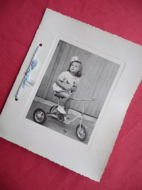 PHOTOGRAPHIE ANCIENNE ,enfant , fillette sur tricycle , vélo , photo 1947