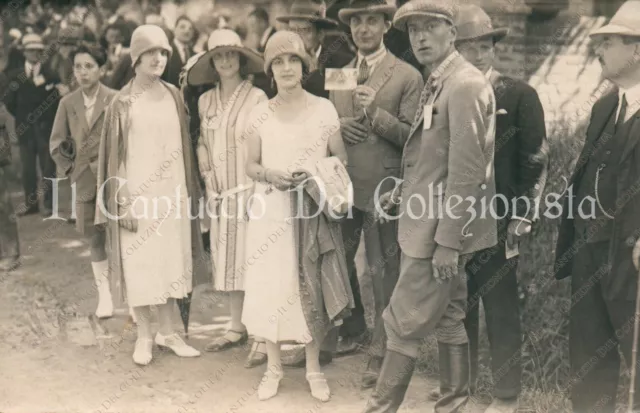 Ragazze e ragazzi eleganti in posa durante un evento Fotografia