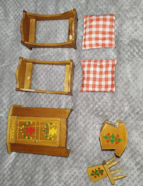 Niedliche alte DDR Puppenstubenmöbel aus Holz, Bauern- Schlafstube, mit Bemalung
