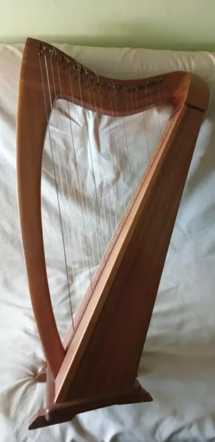 Arpa celta de 24 cuerdas, madera de sipo. Construida artesanalmente por luthier.