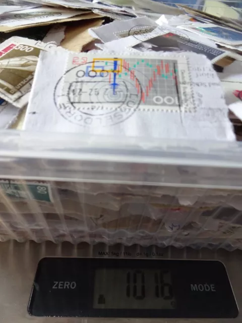 1 kg Briefmarken gestempelt auf Papier von 1970-2002 gesammelt BRD, DDR, Berlin