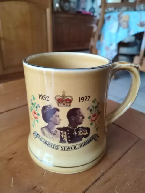 Chope/Mug Queen Elizabeth II 1952-1977 Silver Jubilee Prince Phillip