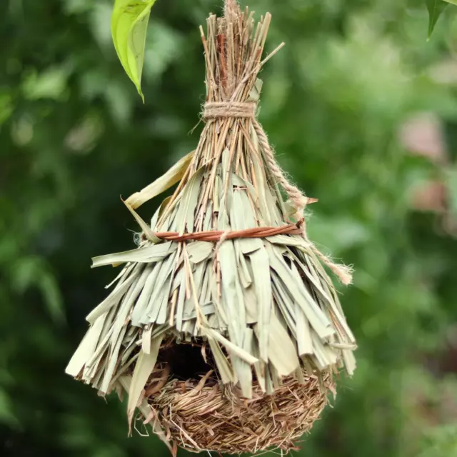 Casette per uccelli intrecciate a mano con nido di paglia fatto a mano per