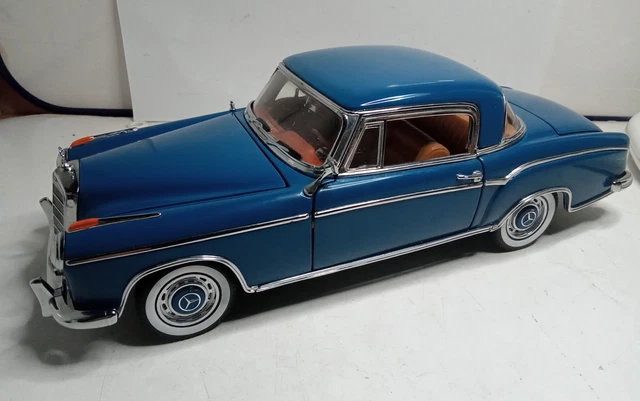 Sunstar 3576 1/18 Ölçek, 1958 Mercedes Benz 220SE Open Convertible, Siyah/Bej, S