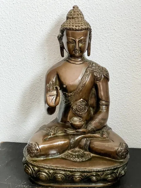 Massiver Buddha Amoghasiddhi aus Bronze 30cm