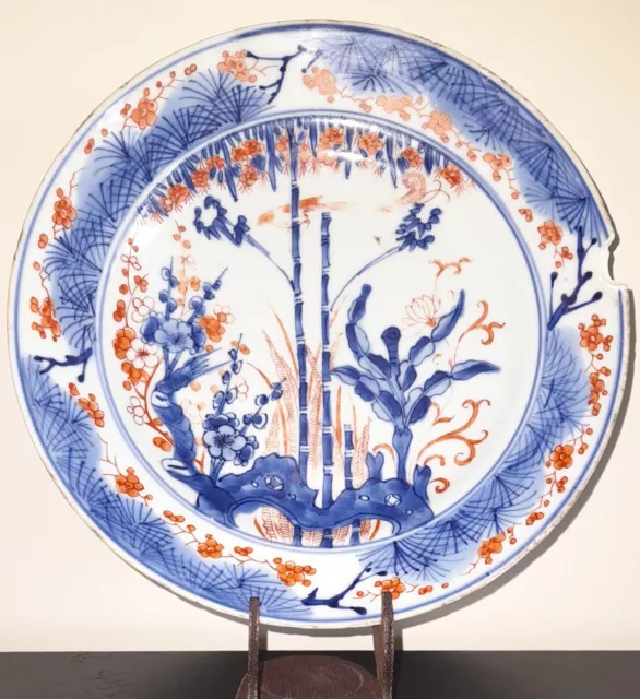 Chine, Kangxi, XVIIIe  Assiette en porcelaine Signée Swastika double cercles
