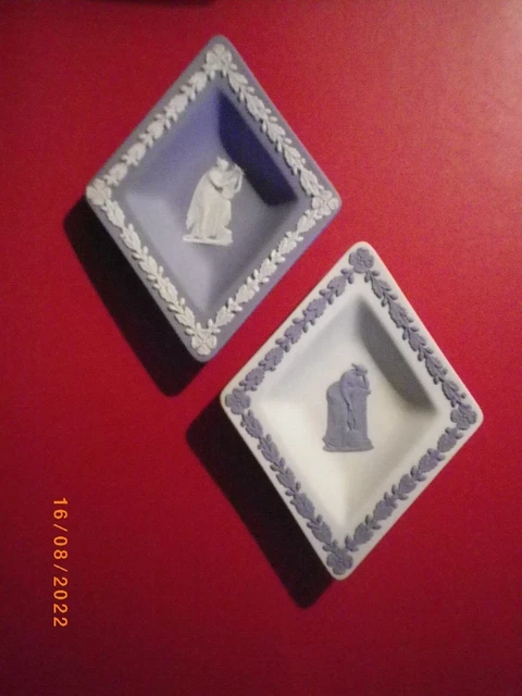 Wedgwood England Jasperware zwei kleine Schalen rautenförmig weiß und blau L 15c