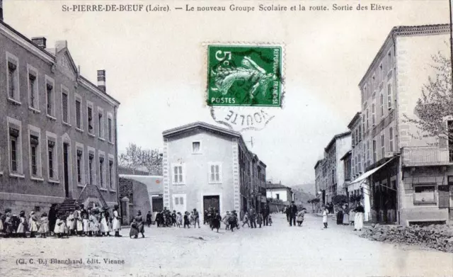 Cpa 42 Saint Pierre De Boeuf Le Nouveau Groupe Scolaire Et La Route Sortie Des E