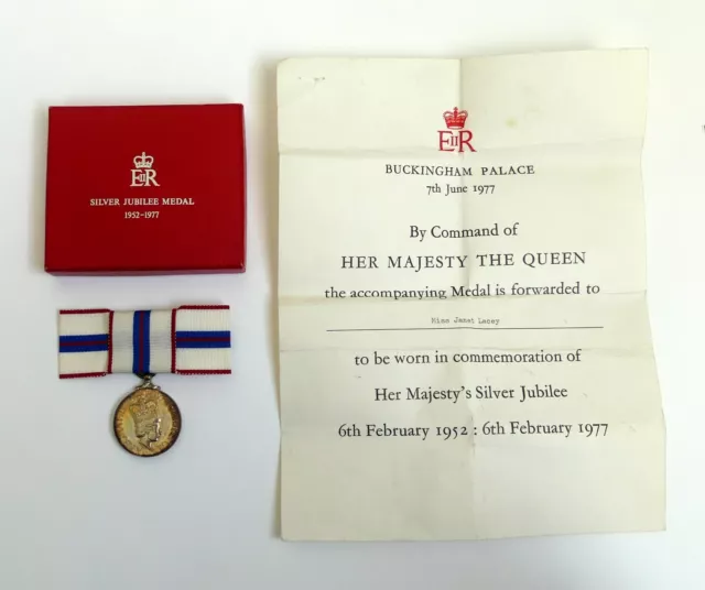 Boxed Genuine Silver QUEEN ELIZABETH II Silver Jubilee Medal 1977 w Certificate