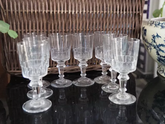 8 Verres anciens à pied dlg Louis Philippe,11 pans. Haut 10,5 cm.Diam 4,5 cm.TBE