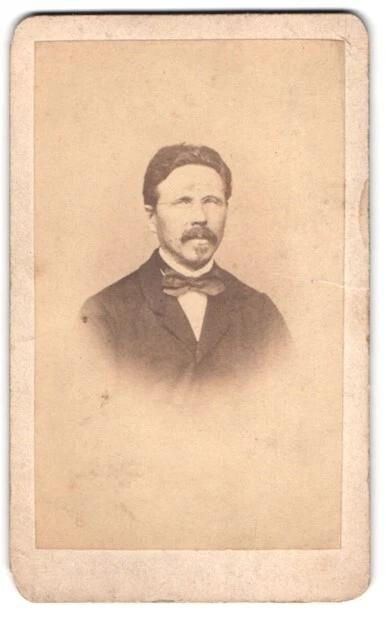 Fotografie unbekannter Fotograf und Ort, Portrait bürgerlicher Herr mit Brille