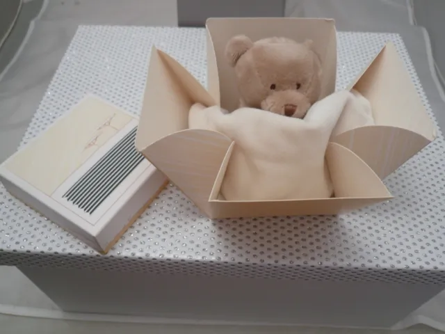 Doudou et Compagnie doudou ours beige avec mouchoir écru dans boîte fleur