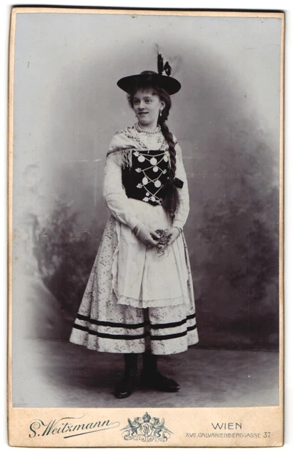 Fotografie S. Weitzmann, Wien, Galvarienberggasse 37, Junges Mädel mit geflocht