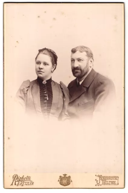 Fotografie Righetti & Ketzler, Innsbruck, Portrait bürgerliches Paar in hübsche