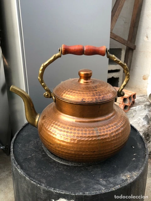 Antìgua Tetera De Cobre Repujado Con Asa De Ceràmica Andaluza Y Asa De Madera