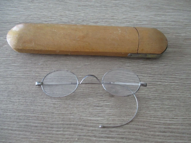 Paire De Lunettes Anciennes Avec étui En Bois - Monture Métal - Collection Signée - France