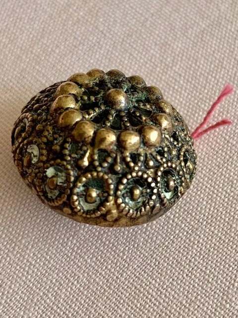Bouton de collection, ancien, base de 20 mm, cône tronqué, métal doré, filigrane
