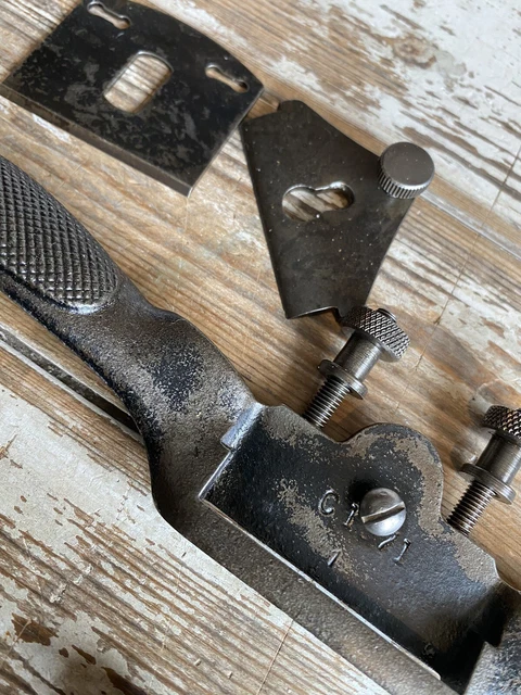 2x Vintage Stanley Spoke Shaves (1x no 151 flat, 1x curved) 9