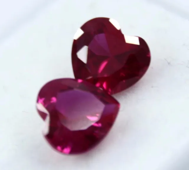Paire de pierres précieuses en vrac rouge certifiées en forme de cœur rubis...
